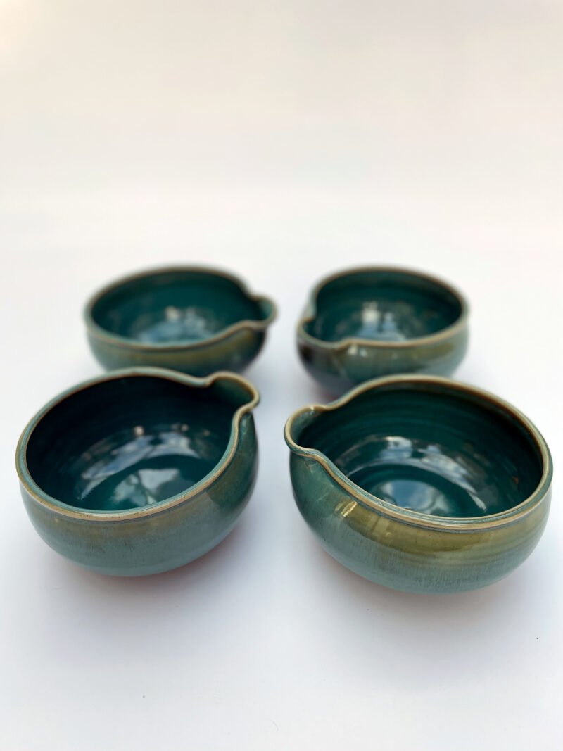 A set of four bowls - Image 4