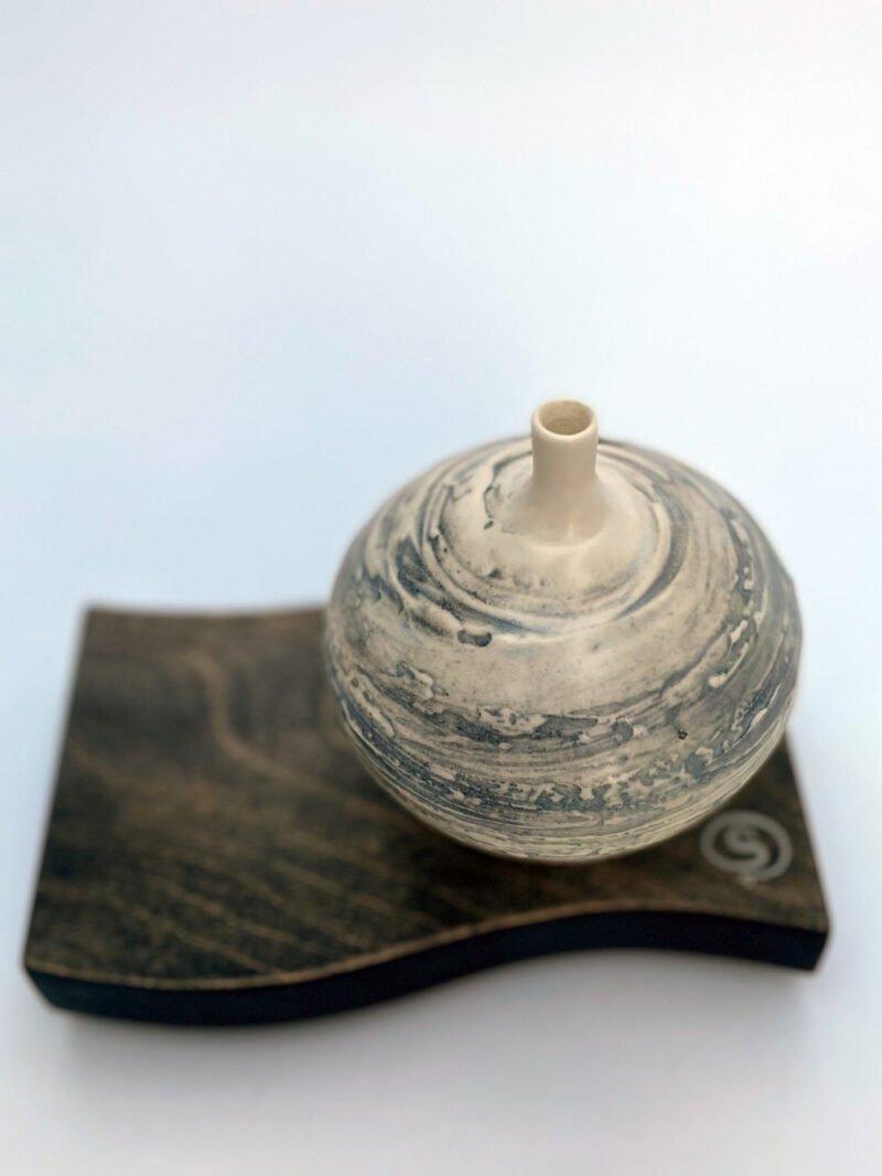 Porcelain vase with wood plinth - Image 2